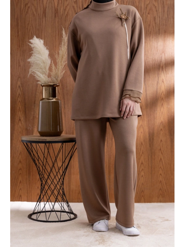 KOLU PİLİSE DETAYLI BROŞLU PANTOLONLU TAKIM - KOYU KAHVE