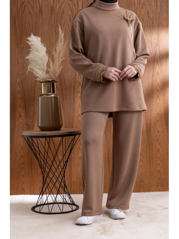KOLU PİLİSE DETAYLI BROŞLU PANTOLONLU TAKIM - KOYU KAHVE