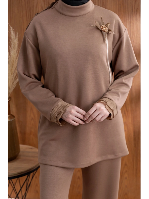 KOLU PİLİSE DETAYLI BROŞLU PANTOLONLU TAKIM - KOYU KAHVE