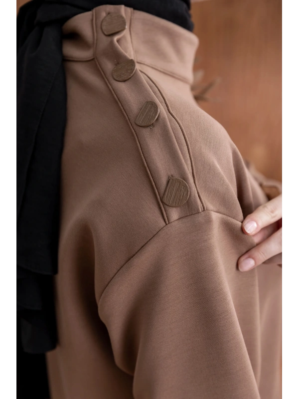 KOLU PİLİSE DETAYLI BROŞLU PANTOLONLU TAKIM - KOYU KAHVE