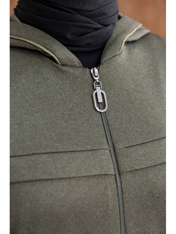 KAPÜŞONLU RİBANA VE ALLER DETAYLI GİYÇIK - HAKİ