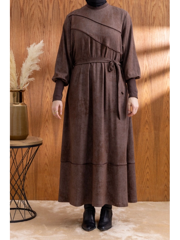 KOLLARI VE YAKASI RİBANALI ELBİSE - KAHVE