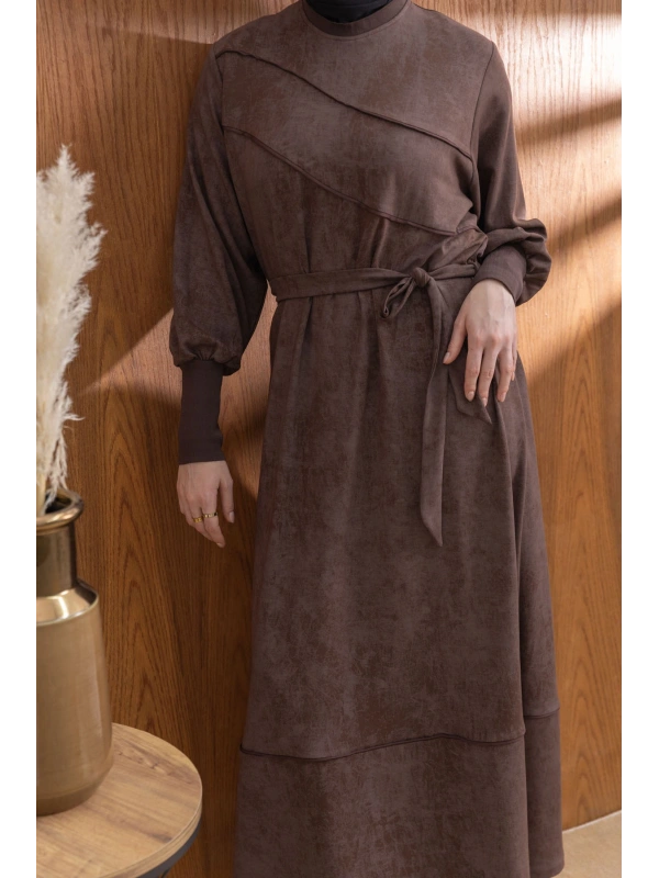 KOLLARI VE YAKASI RİBANALI ELBİSE - KAHVE