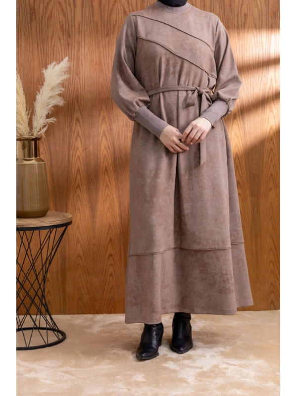 KOLLARI VE YAKASI RİBANALI ELBİSE - VİZON