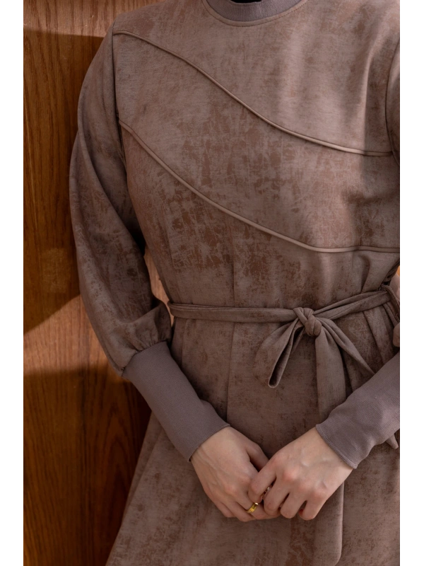 KOLLARI VE YAKASI RİBANALI ELBİSE - VİZON