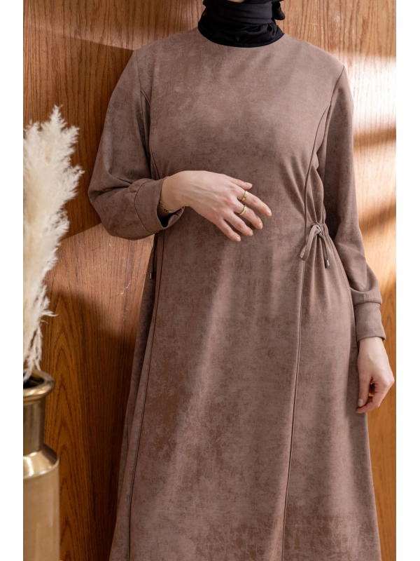 BELİ BAĞCIK DETAYLI KUPLU ELBİSE - VİZON