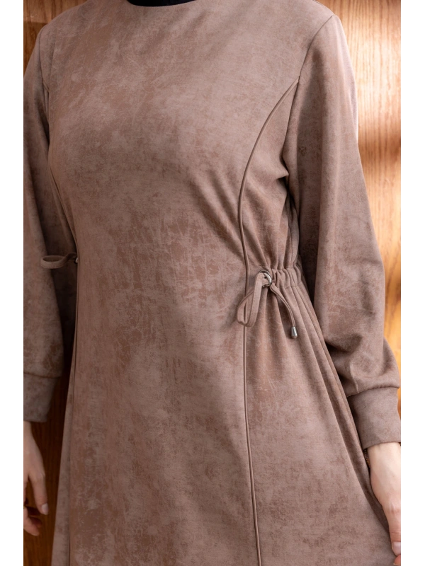 BELİ BAĞCIK DETAYLI KUPLU ELBİSE - VİZON