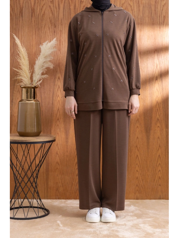NAKIŞ VE İNCİ DETAYLI PANTOLONLU TAKIM - KAHVE