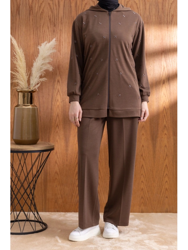 NAKIŞ VE İNCİ DETAYLI PANTOLONLU TAKIM - KAHVE