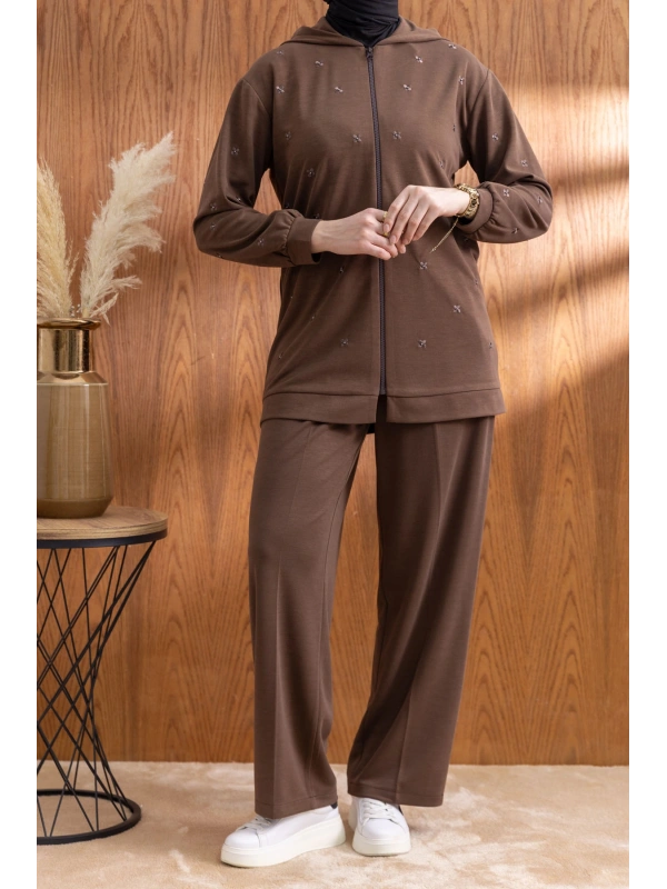 NAKIŞ VE İNCİ DETAYLI PANTOLONLU TAKIM - KAHVE