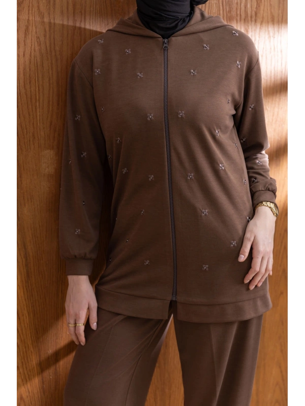 NAKIŞ VE İNCİ DETAYLI PANTOLONLU TAKIM - KAHVE