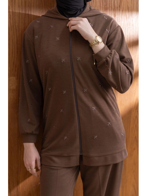 NAKIŞ VE İNCİ DETAYLI PANTOLONLU TAKIM - KAHVE