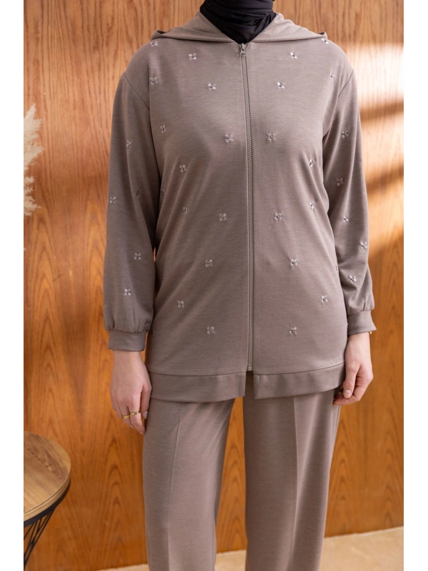 NAKIŞ VE İNCİ DETAYLI PANTOLONLU TAKIM - VİZON