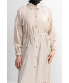 LETAFET ÖNÜ DÜĞMELİ BÜZGÜLÜ ELBİSE - BEJ
