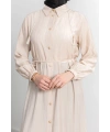 LETAFET ÖNÜ DÜĞMELİ BÜZGÜLÜ ELBİSE - BEJ