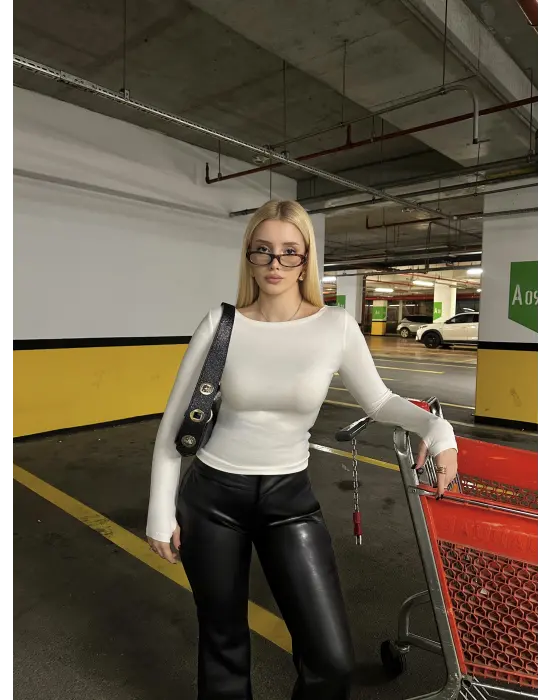 Beyaz Kayık Yaka Parmak Geçmeli Bluz