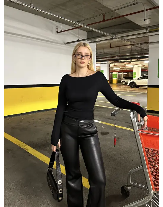 Siyah Kayık Yaka Parmak Geçmeli Bluz