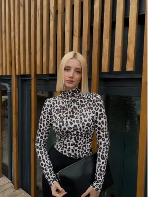 Holly Beyaz Leopar Drapeli Bluz