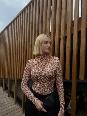 Holly Sütlü Leopar Drapeli Bluz