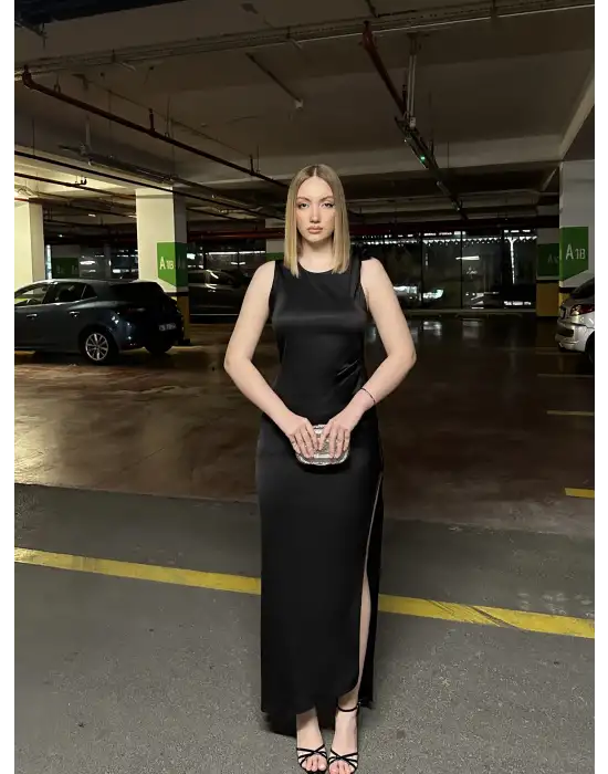 Lina Omuz Bağlama Detay Uzun Siyah Saten Elbise