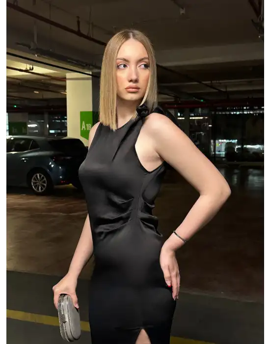 Lina Omuz Bağlama Detay Uzun Siyah Saten Elbise