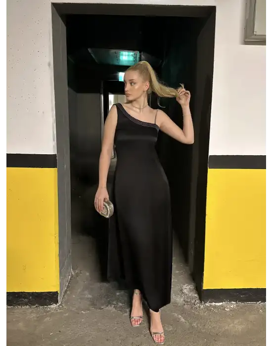 Lava Taş Detay Volanlı Saten Siyah Elbise