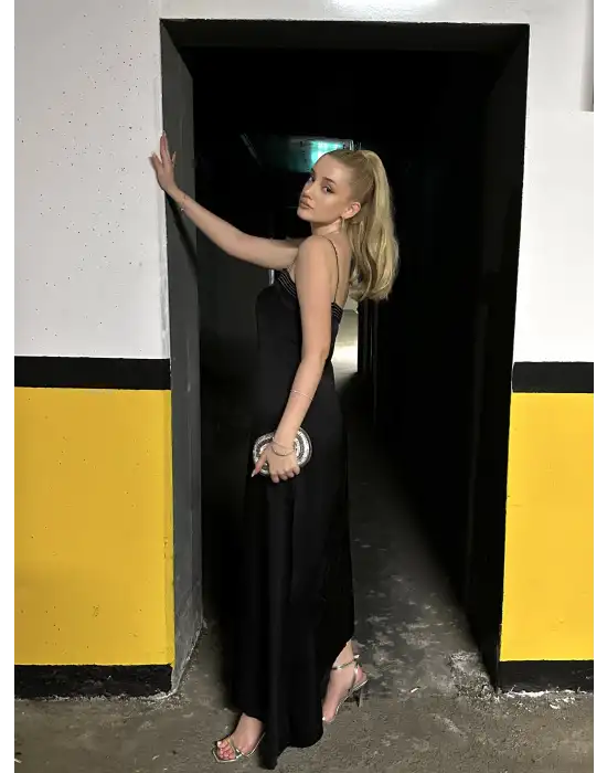 Lava Taş Detay Volanlı Saten Siyah Elbise