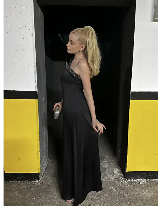 Lava Taş Detay Volanlı Saten Siyah Elbise