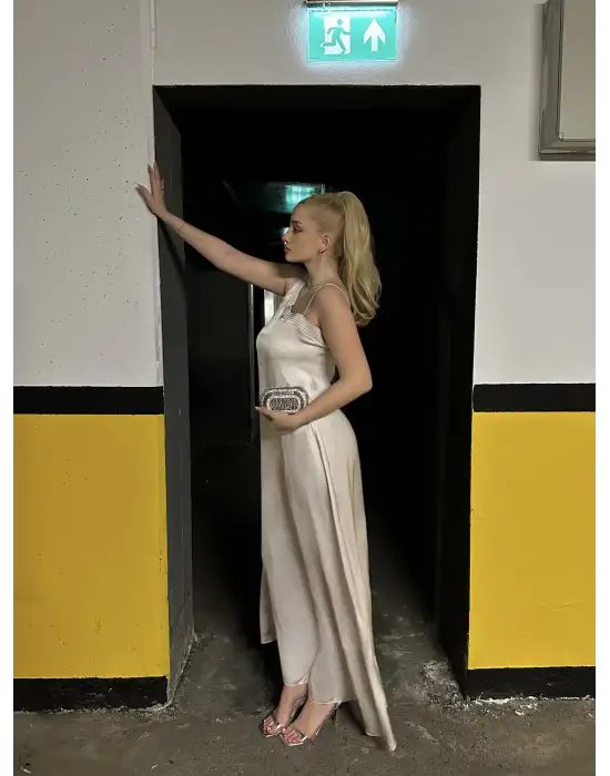 Lava Taş Detay Volanlı Saten Bej Elbise