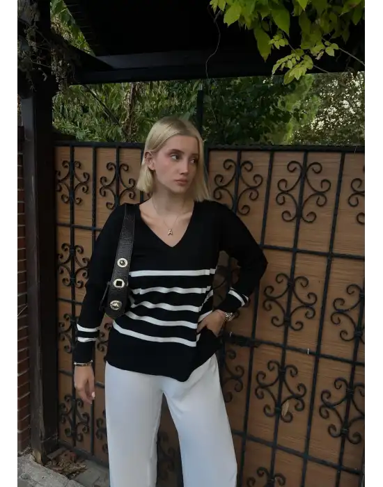 Çizgili V Yaka Triko Kazak