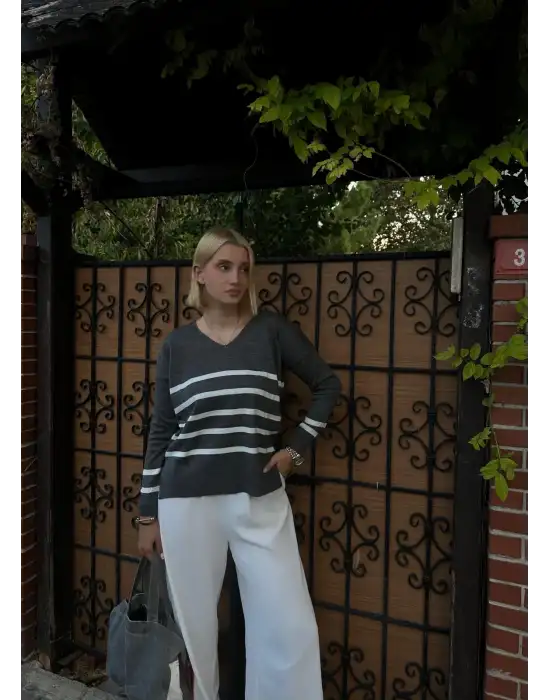 Çizgili V Yaka Triko Kazak