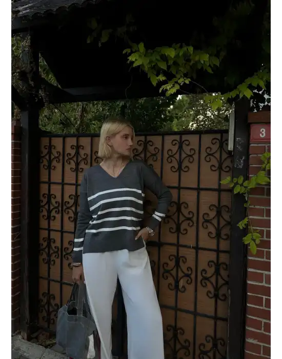 Çizgili V Yaka Triko Kazak