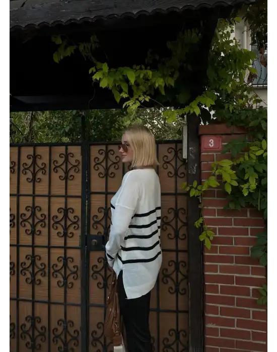 Çizgili V Yaka Triko Kazak