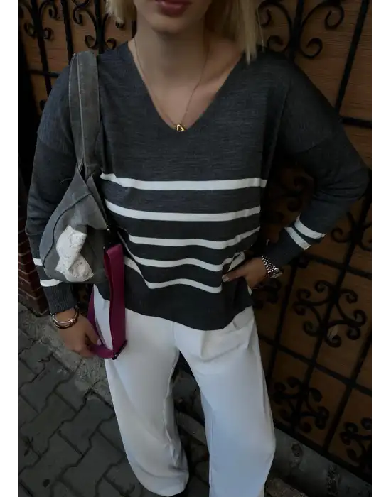Çizgili V Yaka Triko Kazak