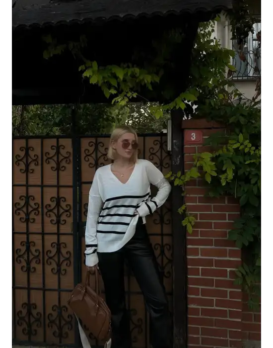 Çizgili V Yaka Triko Kazak