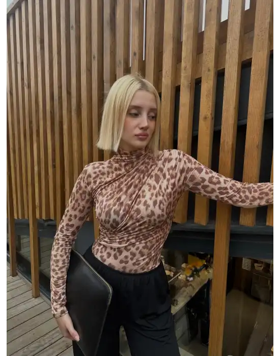 Holly Sütlü Leopar Drapeli Bluz