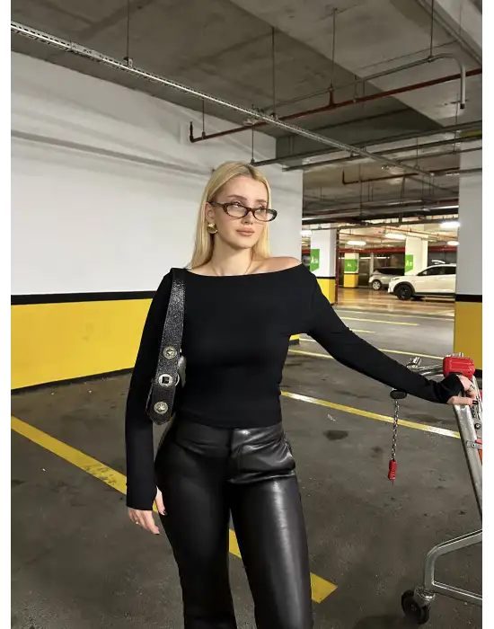 Siyah Kayık Yaka Parmak Geçmeli Bluz