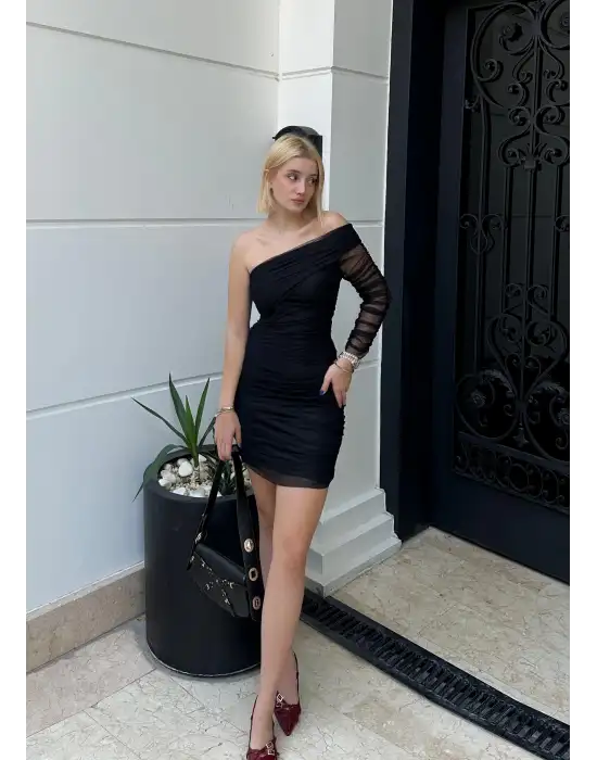 Madonna Siyah Tek Kol Drapeli Kısa Tül Elbise