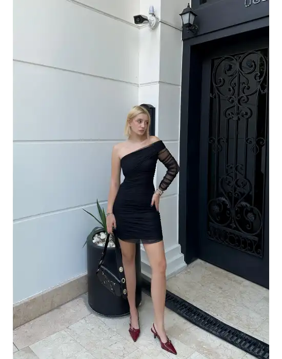 Madonna Siyah Tek Kol Drapeli Kısa Tül Elbise