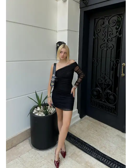 Madonna Siyah Tek Kol Drapeli Kısa Tül Elbise