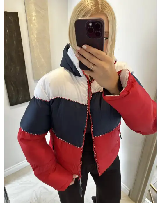 Üç Renkli Kapüşonlu Şişme Mont