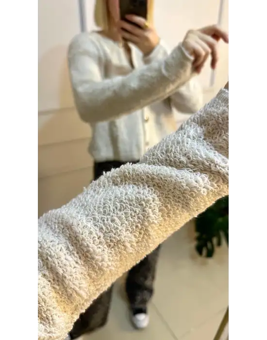 Yumie Bej Gold Düğmeli Kürk Görünümlü Yumuş Triko Hırka