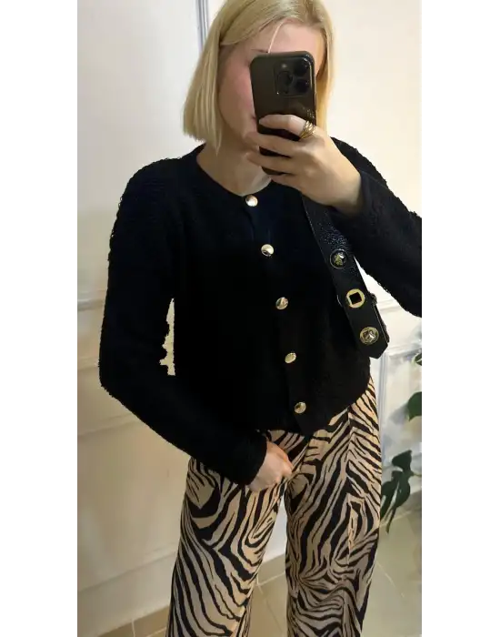Yumie Siyah Gold Düğmeli Kürk Görünümlü Yumuş Triko Hırka