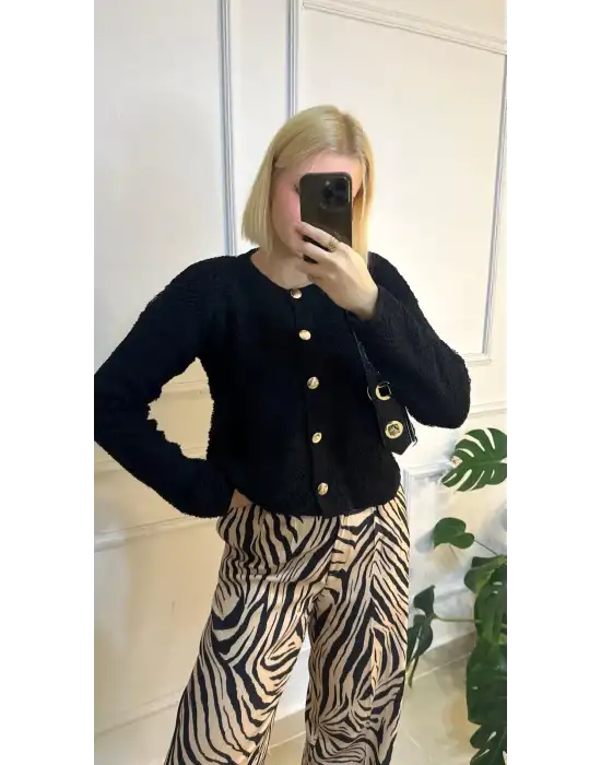 Yumie Siyah Gold Düğmeli Kürk Görünümlü Yumuş Triko Hırka