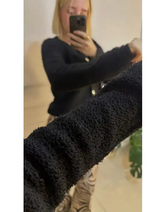 Yumie Siyah Gold Düğmeli Kürk Görünümlü Yumuş Triko Hırka