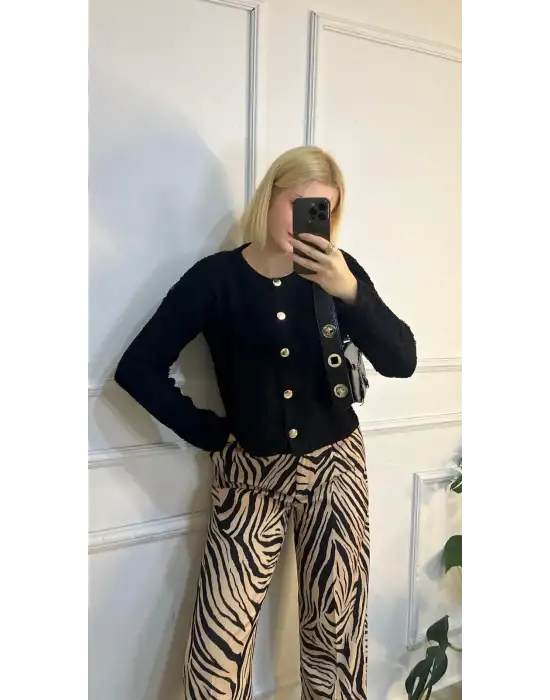 Yumie Siyah Gold Düğmeli Kürk Görünümlü Yumuş Triko Hırka