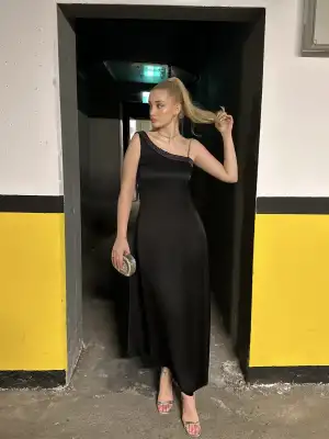 Lava Taş Detay Volanlı Saten Siyah Elbise