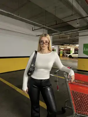 Beyaz Kayık Yaka Parmak Geçmeli Bluz