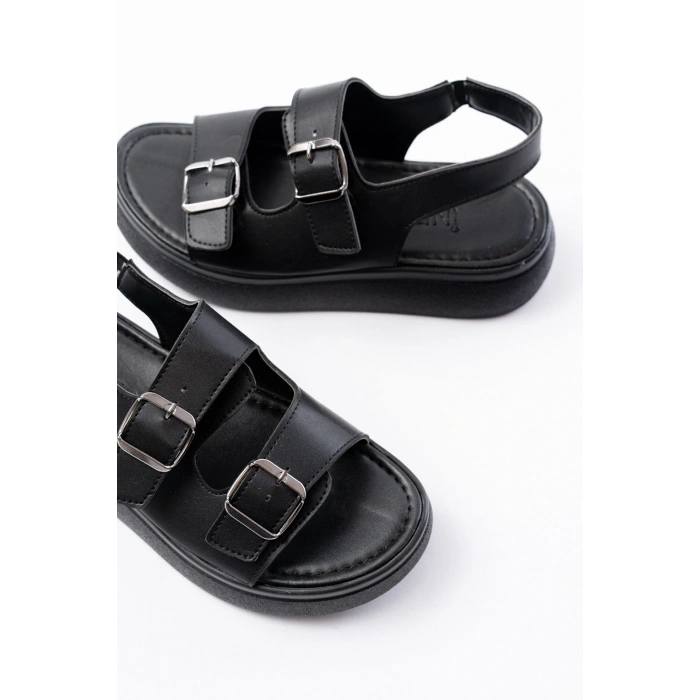 24413-572 Siyah Günlük Dolgu Topuk Toka Aksesuarlı Kadın Sandalet