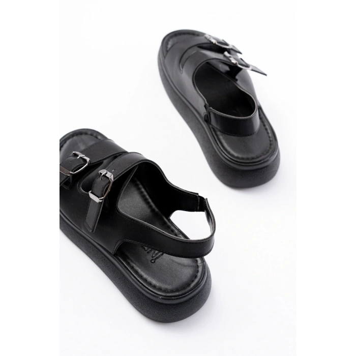 24413-572 Siyah Günlük Dolgu Topuk Toka Aksesuarlı Kadın Sandalet